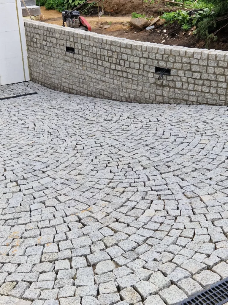 Jakie są zalety kostki granitowej w porównaniu do betonowej?